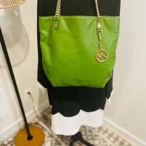 💚 💚 Women’s Michael Kors shoulder bag in a green and gold metal.